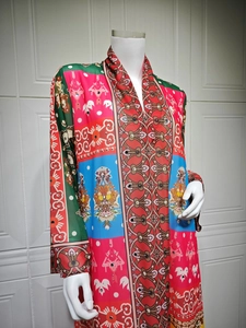 Détail de la robe longue à imprimé ethnique avec motifs colorés et strass brillants