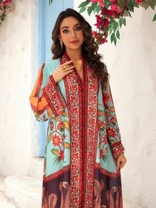 Vue détaillée de l'imprimé floral bohème et des motifs géométriques sur la robe kaftan