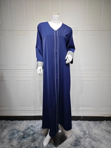 Détail de la broderie à paillettes argentées sur le décolleté de cette robe Abaya bleue