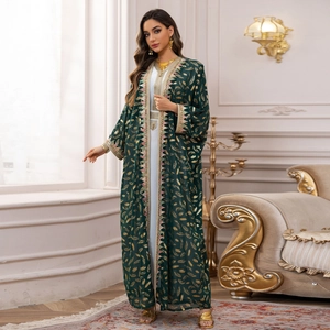Ensemble abaya trois pièces vert foncé et or avec motif élégant de plumes dorées