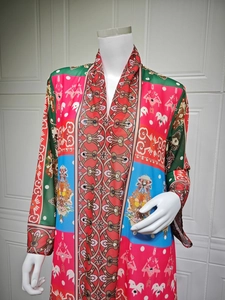 Détails des motifs ornés et des strass sur une robe caftan en mousseline fine