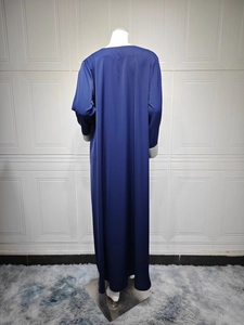 Détail de la robe abaya bleu foncé à manches longues avec poignets à paillettes