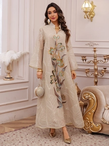 Elegante abito lungo in rete con intricati ricami floreali e uno scollo a V alla moda
