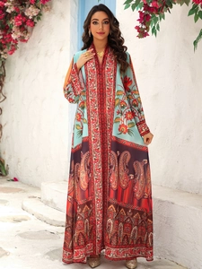 Détail de robe longue imprimée paisley à col en V avec accessoires dorés de vacances