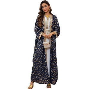 Cardigan en mousseline bleu marine à plumes dorées et robe longue blanche avec broderie