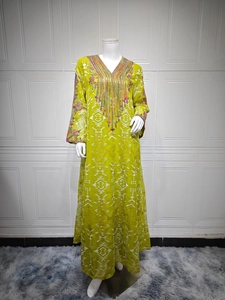 Gros plan détaillé de la robe vert citron avec motifs blancs et broderies ethniques chic