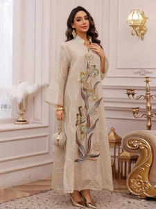 Elegante abito lungo in rete con ricami floreali e paillettes per un look etnico di lusso.