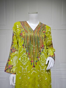 Détail de broderie en V avec sequins sur robe de soirée en tulle vert vif brillant