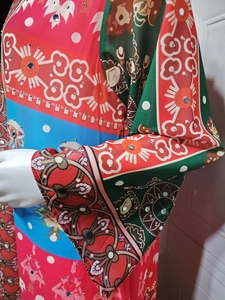 Détail des ornements en strass et motifs ethniques sur une robe longue en mousseline