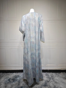Vue arrière d'une robe longue à manches longues avec un motif à rayures verticales abstraites