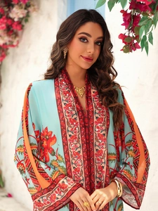 Détail d'une robe bohème en mousseline à imprimé fleuri avec paillettes et bordure orange