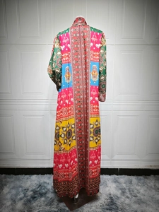 Détail d'une robe longue imprimé ethnique avec motifs géométriques et manches longues