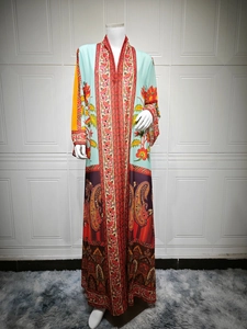 Détails des motifs floraux complexes et des imprimés cachemire sur cette robe abaya d'été