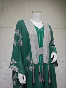 Vue détaillée de l'abaya vert foncé avec broderie florale argentée et glands métalliques