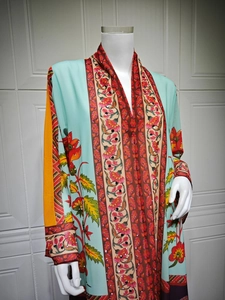 Vue détaillée de l'imprimé floral ethnique et des broderies pailletées sur robe en mousseline