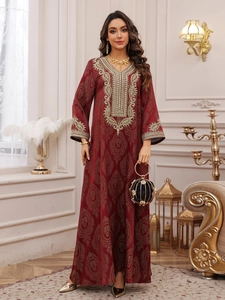 Détails de broderies dorées sur une robe de soirée Kaftan de luxe rouge foncé
