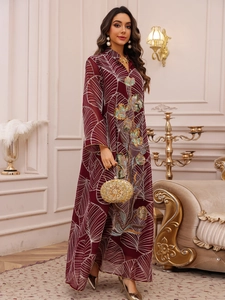 Elegante abito lungo etnico in mesh bordeaux con ricami di foglie e motivi floreali