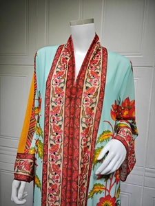Détail d'une robe en mousseline colorée avec des strass étincelants et des motifs imprimés