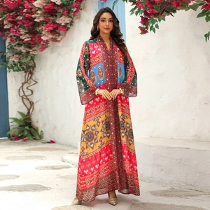 Robe longue imprimée ethnique avec strass et manches chauve-souris aux motifs boho