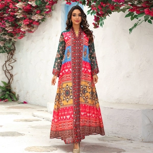 Robe longue bohème à imprimé ethnique avec manches longues et motifs colorés en extérieur
