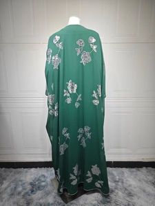 Vue détaillée du dos d'une robe caftan vert foncé avec broderie florale argentée fine