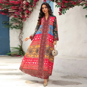 Robe maxi bohème à imprimé ethnique avec manches longues et broderies dorées