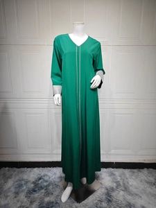 Vue détaillée de l'abaya vert foncé avec poignets à paillettes argentées et col en V