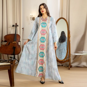 Robe caftan bleue avec broderies géométriques colorées et manches longues style bohème