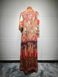 Détail du dos de la robe maxi en mousseline avec imprimé cachemire coloré et bordures ethniques