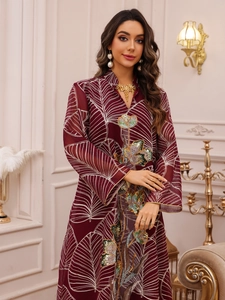Elegante abito lungo bordeaux in rete con raffinati ricami floreali e paillettes dorate lucenti