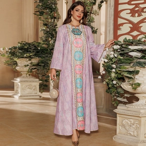 Robe longue caftan violette à imprimé ethnique et panneau brodé élégant