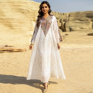 Élégante robe caftan blanche brodée avec jacquard géométrique pour un style désert