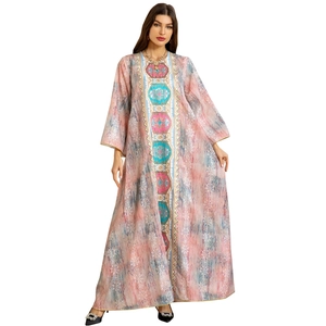 Robe caftan pour femme à motif tie-dye rose et bleu avec broderie géométrique centrale