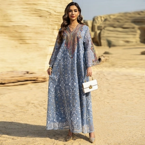 Robe caftan ethnique élégante en tulle brodé bleu gris avec des motifs géométriques dorés