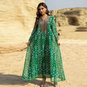 Robe Kaftan verte élégante avec motifs géométriques blancs et broderie perlée au col V