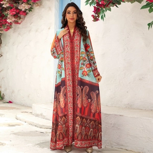 Robe longue en mousseline imprimée style ethnique avec motifs paisley pour look vacances