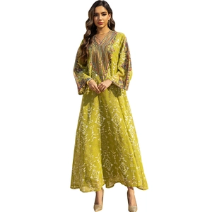 Robe caftan verte élégante à manches longues avec broderies ethniques complexes