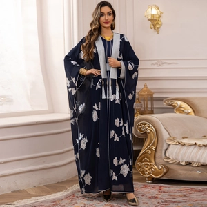 Robe caftan trois pièces bleu marine avec broderies, pompons argentés et détails dorés