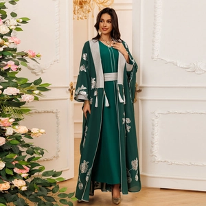 Ensemble Abaya trois pièces vert foncé avec broderie florale argentée et franges