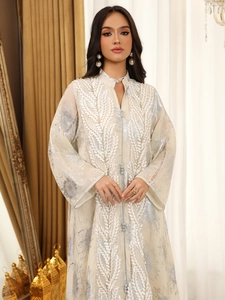 Detaillierte Ansicht der Stickmuster und des traditionellen Knotenverschlusses an dieser Robe