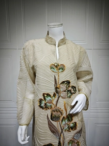 Elegante abito lungo in rete champagne con ricamo floreale di paillettes e collo alla coreana.