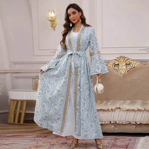 Set abito lungo ricamato celeste con motivi floreali e bordi dorati con paillettes e cintura