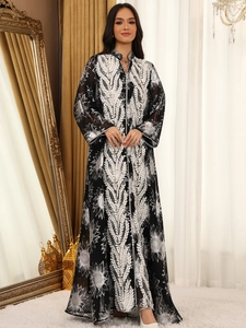 Detail der schwarzen Abaya mit weißer Blumenstickerei und silbernen Fäden aus Netzstoff