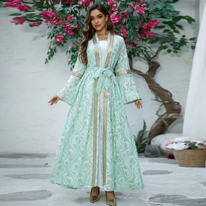 Elegante abaya verde menta con ricamo floreale bianco e bordi in paillettes oro