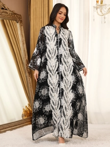 Details von Sonnenblumenmuster und Spitzenstickerei auf dem eleganten schwarzen Abaya Kleid