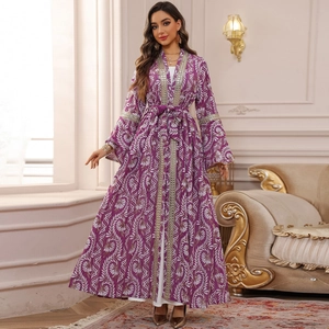 Elegante abito lungo kaftano viola ricamato con motivi floreali e finiture in paillettes oro