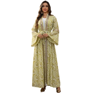 Elegante abaya verde con stampe di foglie bianche e bordi di paillettes dorate