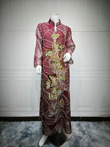 Elegante abito in rete bordeaux con ricamo floreale e paillettes dorate per donna.