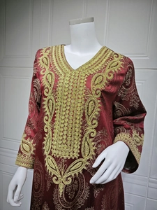 Détails de la broderie dorée et du jacquard sur cette robe kaftan rouge foncé