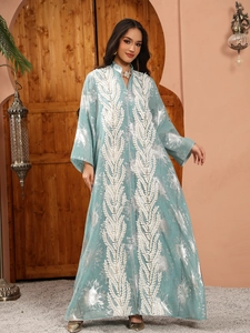 Detailaufnahmen der Stickerei auf einem mintgrünen Kaftan-Kleid mit Silbermustern